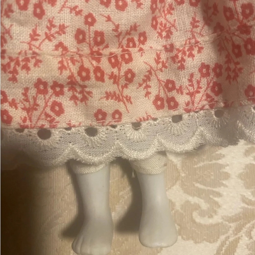 2 antique porcelain dolls / bonnets and pilgrim like dresses. Approx 12” - Picture 6 of 8